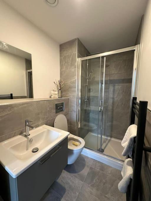 Stylish Central York Apartment Free Parking & Gym Exterior photo