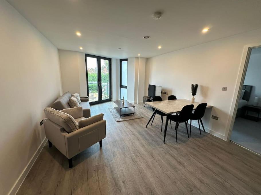 Stylish Central York Apartment Free Parking & Gym Exterior photo
