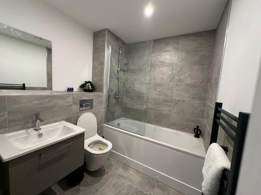 Stylish Central York Apartment Free Parking & Gym Exterior photo